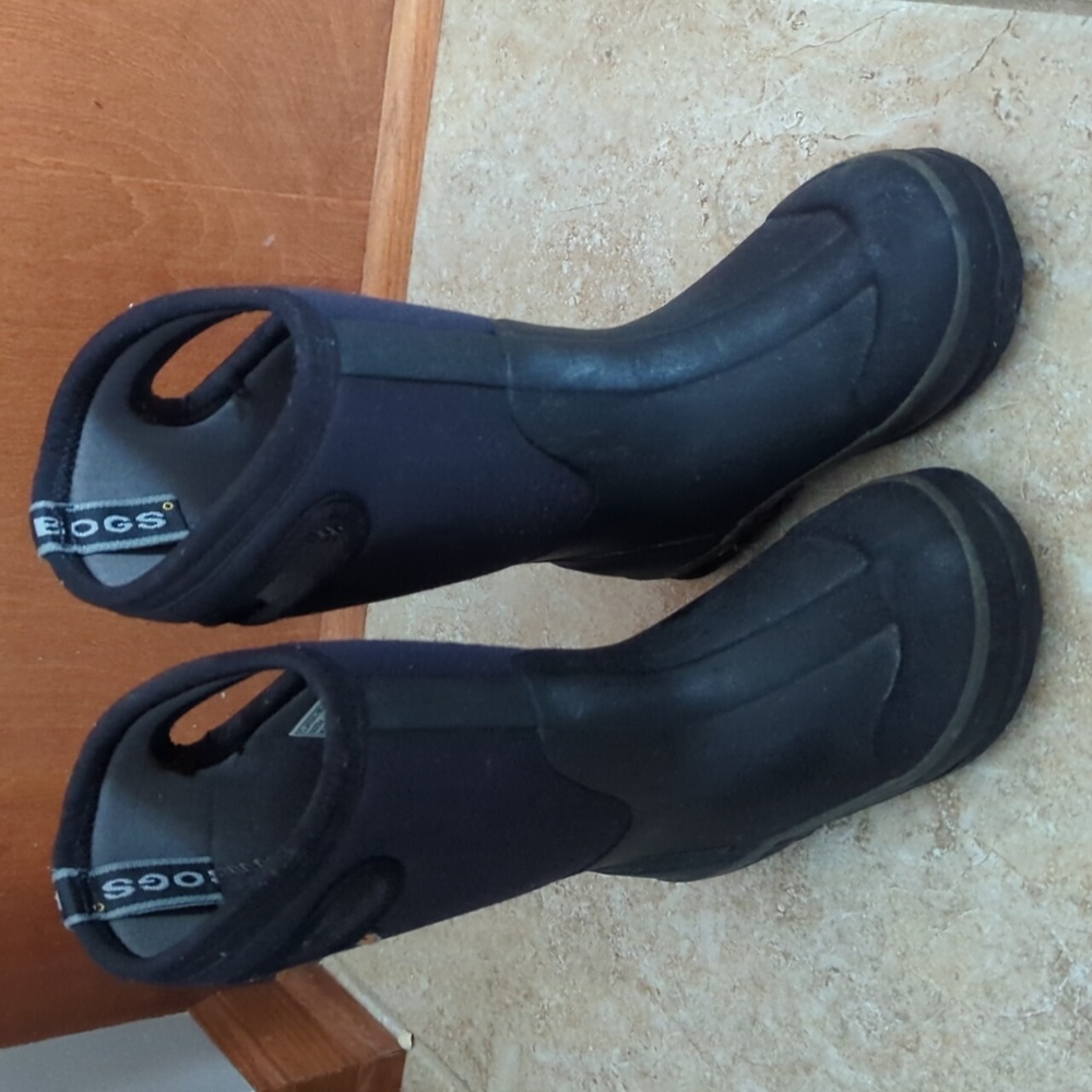 Black size 12 kids BOGS winter boots